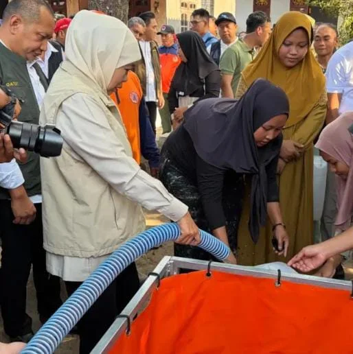 Gubernur Khofifah meninjau penanganan krisis air bersih di Lumbang Pasuruan