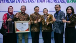 Ahmad Luthfi menerima penghargaan layanan investasi terbaik Jawa Tengah pada ALI 2026