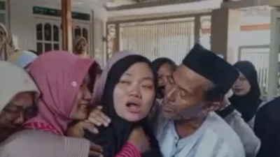 Istri ABK KM Virgo Transport 8 menangis saat jenazah Nurul Rian Hidayat tiba di Pamekasan