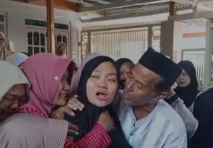 Istri ABK KM Virgo Transport 8 menangis saat jenazah Nurul Rian Hidayat tiba di Pamekasan