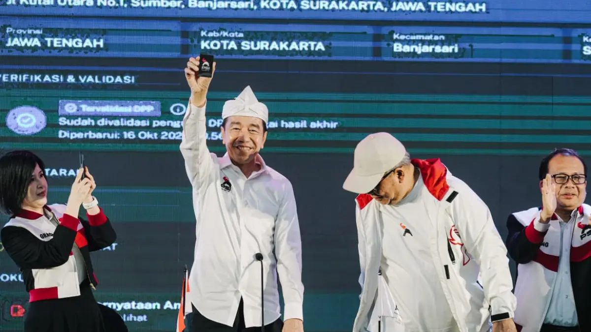 Joko Widodo menunjukkan KTA PSI dalam Rakorda DPD PSI Kota Bandung.