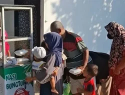 KBS Sumenep Bagikan 130 Bungkus Nasi untuk Pengguna Jalan