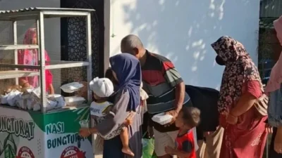 KBS Sumenep membagikan nasi bungkus kepada pengguna jalan
