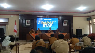 Kadis Kominfo Sumenep Indra Wahyudi memimpin rapat staf Diskominfo