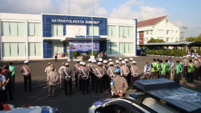 Kapolresta Sumenep Ariek Indra Sentanu memimpin apel HUT Lalu Lintas Bhayangkara ke-71