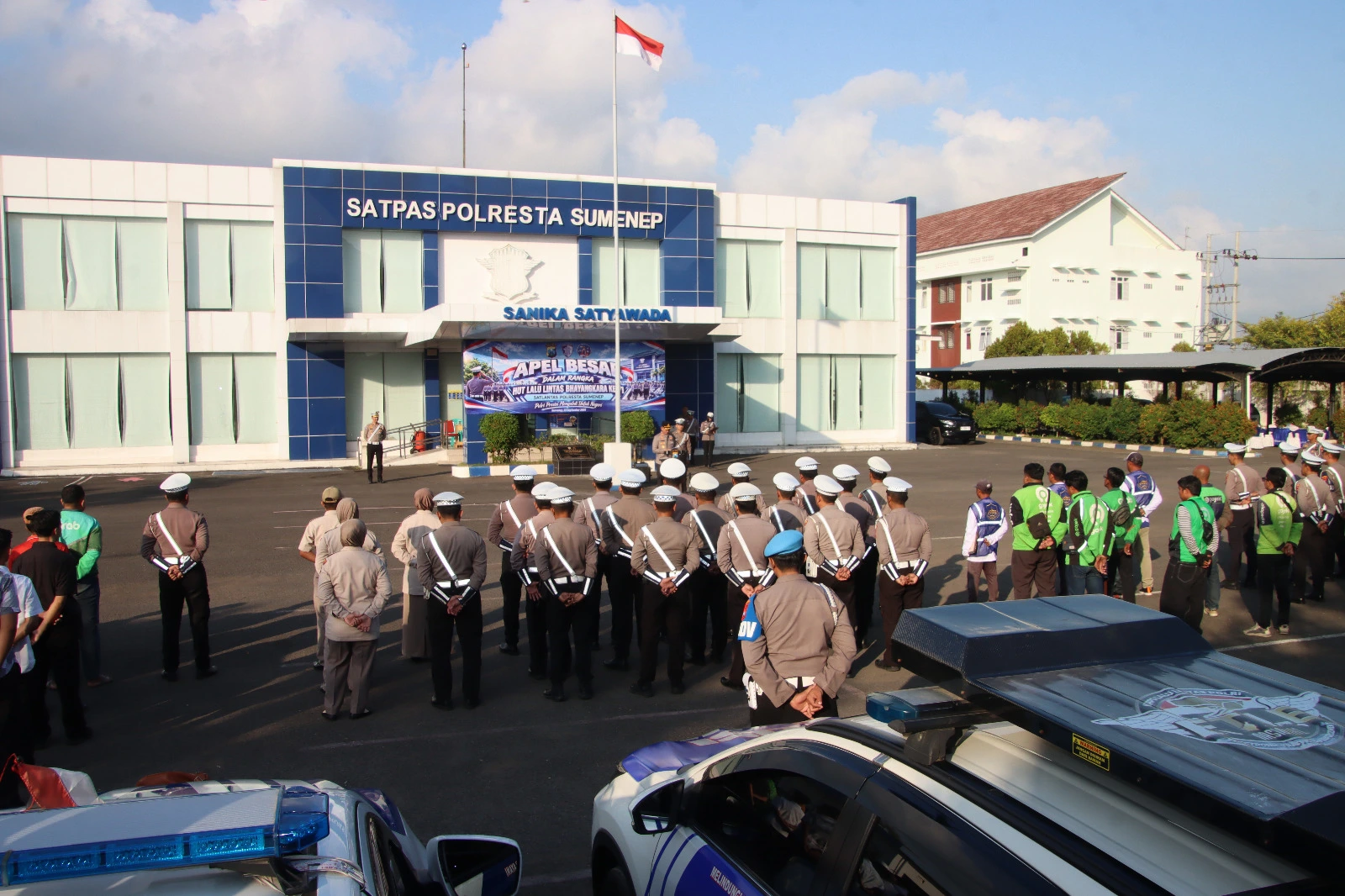 Kapolresta Sumenep Ariek Indra Sentanu memimpin apel HUT Lalu Lintas Bhayangkara ke-71
