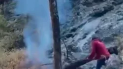 Petugas memantau kawasan Gunung Rinjani setelah kebakaran berhasil dipadamkan