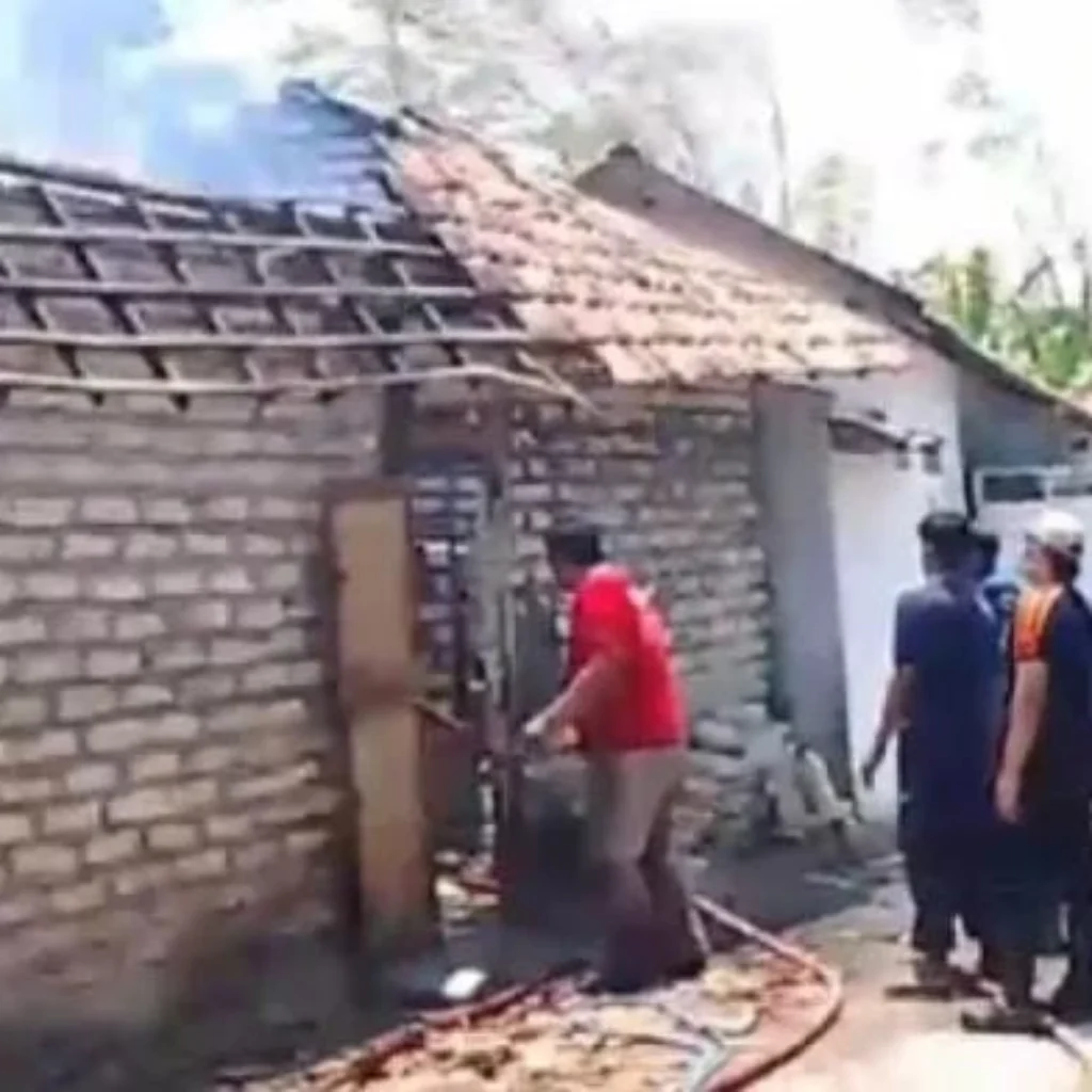Petugas Damkar menangani kebakaran rumah di Jalan Pemuda Bahari Sampang