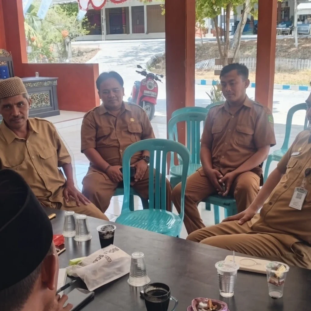 Sekcam Pragaan Ahmad Rifqi Zulkarnen pantau pembayaran PBB di Balai Desa Pakamban Laok Sumenep
