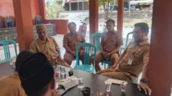Sekcam Pragaan Ahmad Rifqi Zulkarnen pantau pembayaran PBB di Balai Desa Pakamban Laok Sumenep