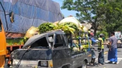 Petugas mengevakuasi kendaraan yang terlibat kecelakaan beruntun di Jalan Raya Dharma Camplong, Sampang.