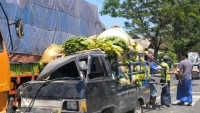 Petugas mengevakuasi kendaraan yang terlibat kecelakaan beruntun di Jalan Raya Dharma Camplong, Sampang.