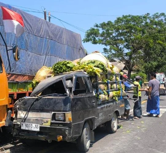 Petugas mengevakuasi kendaraan yang terlibat kecelakaan beruntun di Jalan Raya Dharma Camplong, Sampang.