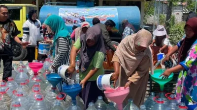 AJP menyalurkan bantuan air bersih kepada warga terdampak kekeringan di Pamekasan.