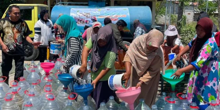 AJP menyalurkan bantuan air bersih kepada warga terdampak kekeringan di Pamekasan.