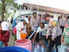 Kekeringan Melanda, 40 KK di Batuputih Sumenep Antre Air Bersih Bantuan Polisi