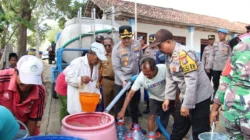 Warga dan polisi membagikan air bersih untuk korban kekeringan di Sumenep