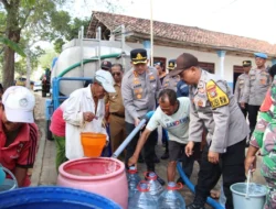 Kekeringan Melanda, 40 KK di Batuputih Sumenep Antre Air Bersih Bantuan Polisi