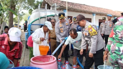 Warga dan polisi membagikan air bersih untuk korban kekeringan di Sumenep