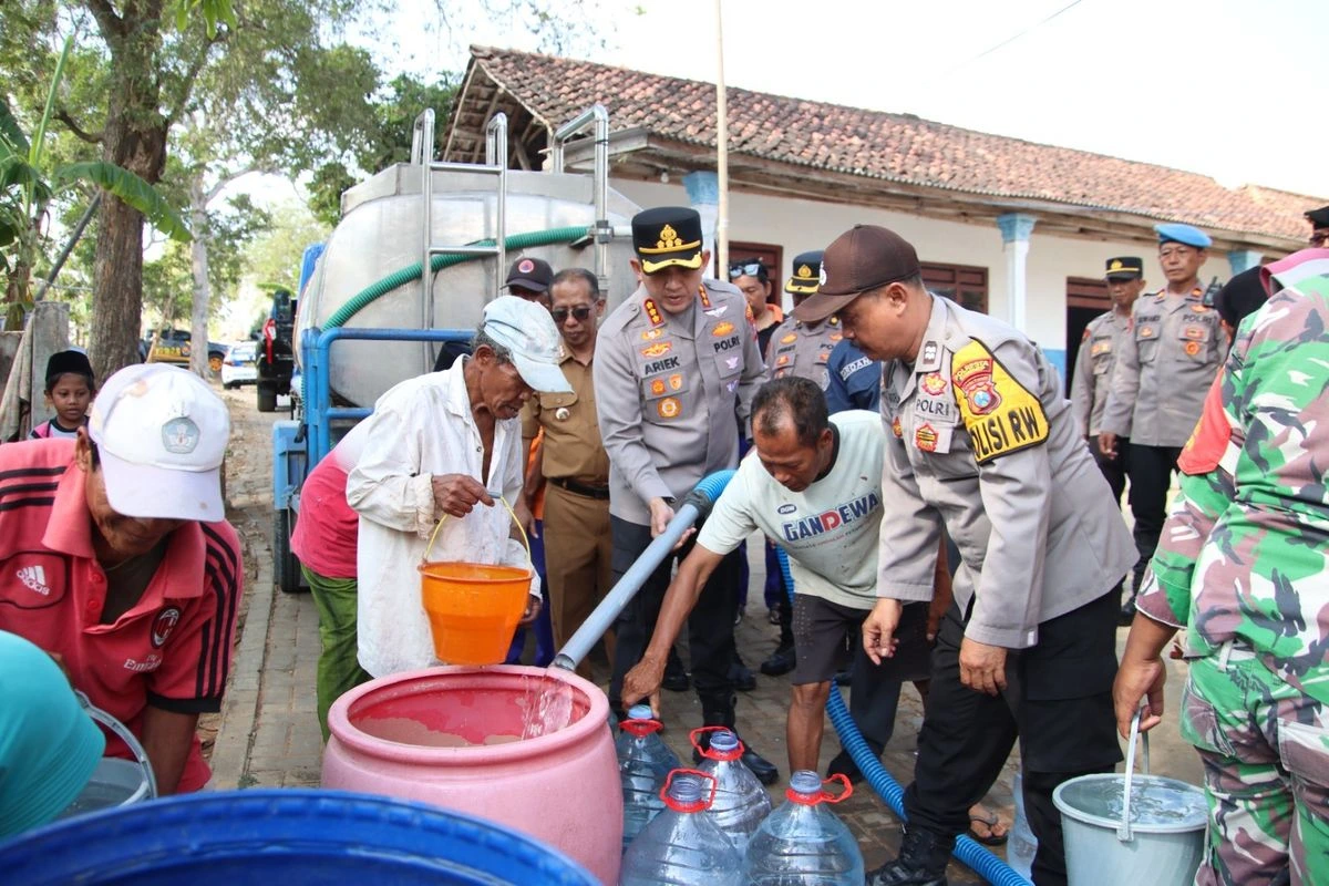 Warga dan polisi membagikan air bersih untuk korban kekeringan di Sumenep