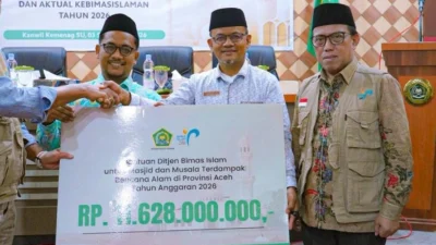 Kemenag menyerahkan bantuan pemulihan masjid dan musala terdampak bencana di Aceh
