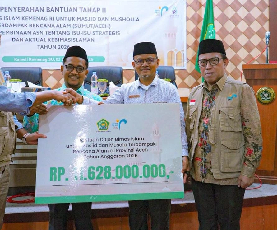 Kemenag menyerahkan bantuan pemulihan masjid dan musala terdampak bencana di Aceh