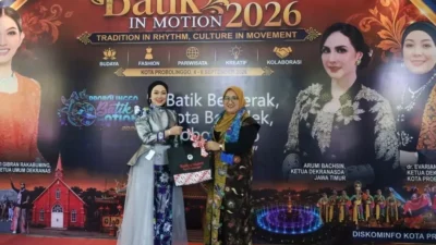 Ketua Dekranasda Bangkalan Luthfiana Lukman Hakim mengenakan batik Tanjung Bumi di Batik in Motion Probolinggo