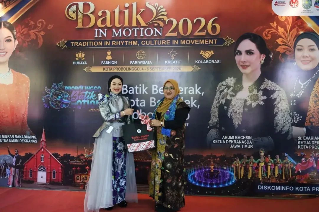 Ketua Dekranasda Bangkalan Luthfiana Lukman Hakim mengenakan batik Tanjung Bumi di Batik in Motion Probolinggo