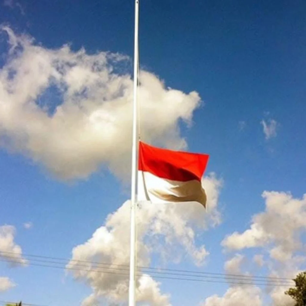 Bendera Merah Putih setengah tiang untuk mengenang G30S