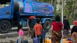 BPBD menyalurkan air bersih kepada warga terdampak kekeringan di Sampang Jawa Timur