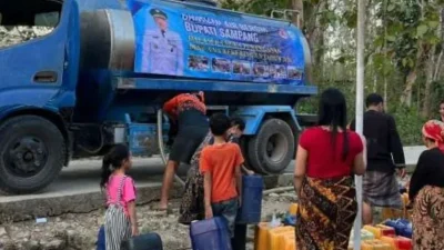 BPBD menyalurkan air bersih kepada warga terdampak kekeringan di Sampang Jawa Timur