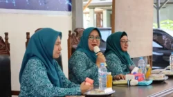 Lutfiana Lukman Hakim bersama Ketua TP PKK Kecamatan se-Kabupaten Bangkalan dalam kegiatan peninjauan lahan pekarangan program Aku Hatinya PKK di Geger.