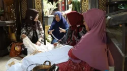 Mahasiswa Magister PSDM Unair melihat proses pembuatan batik ghentongan Bangkalan