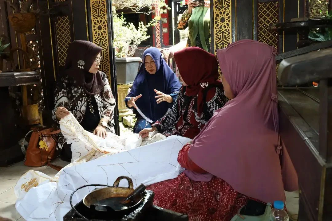 Mahasiswa Magister PSDM Unair melihat proses pembuatan batik ghentongan Bangkalan