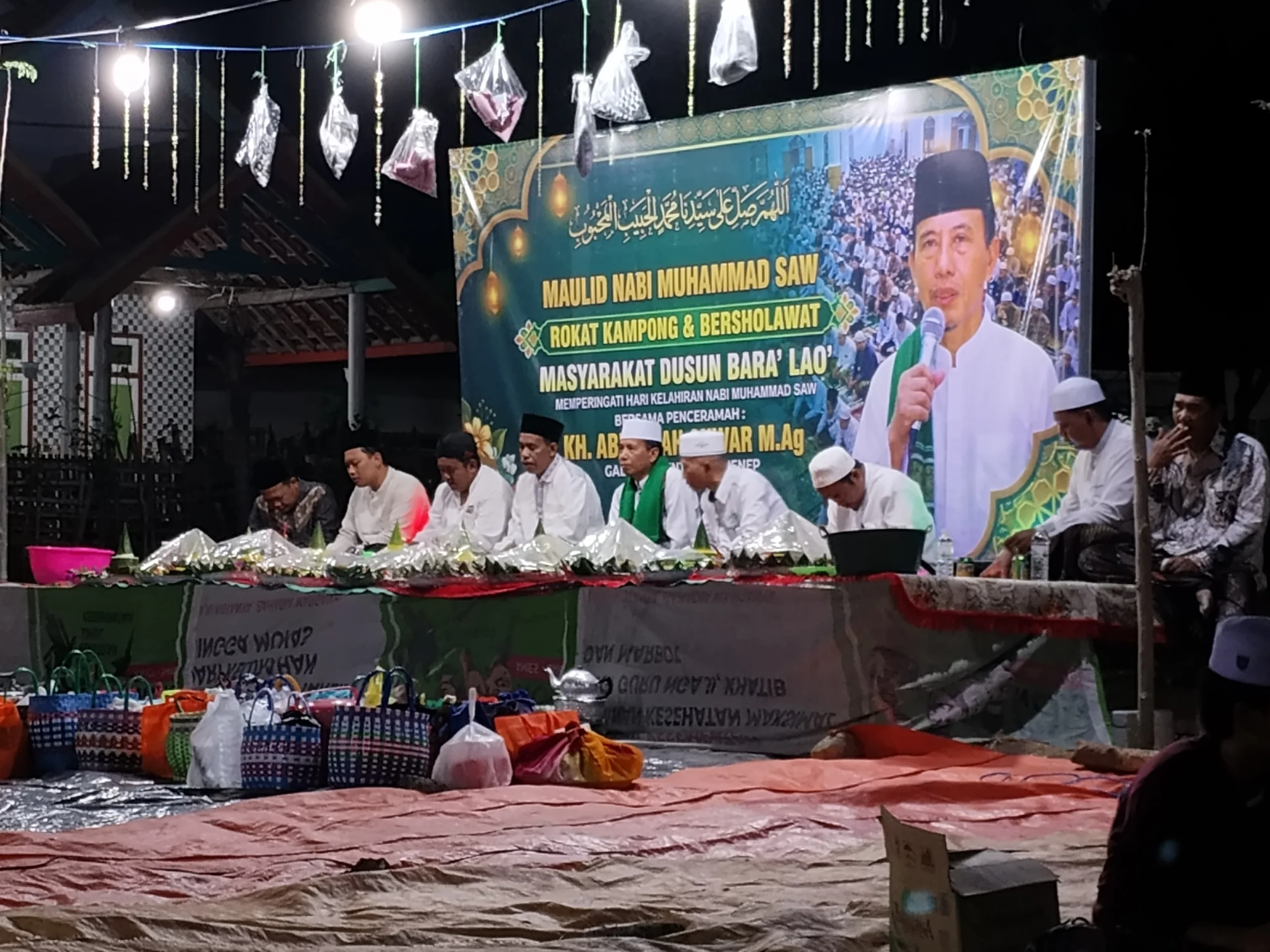 Warga Dusun Bara’ Lao’ mengikuti Maulid Nabi dan Rokat Kampong di Desa Galis