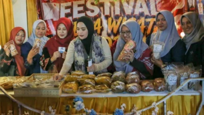 Nia Kurnia Fauzi mengunjungi stan UMKM MNV 2026 Sumenep