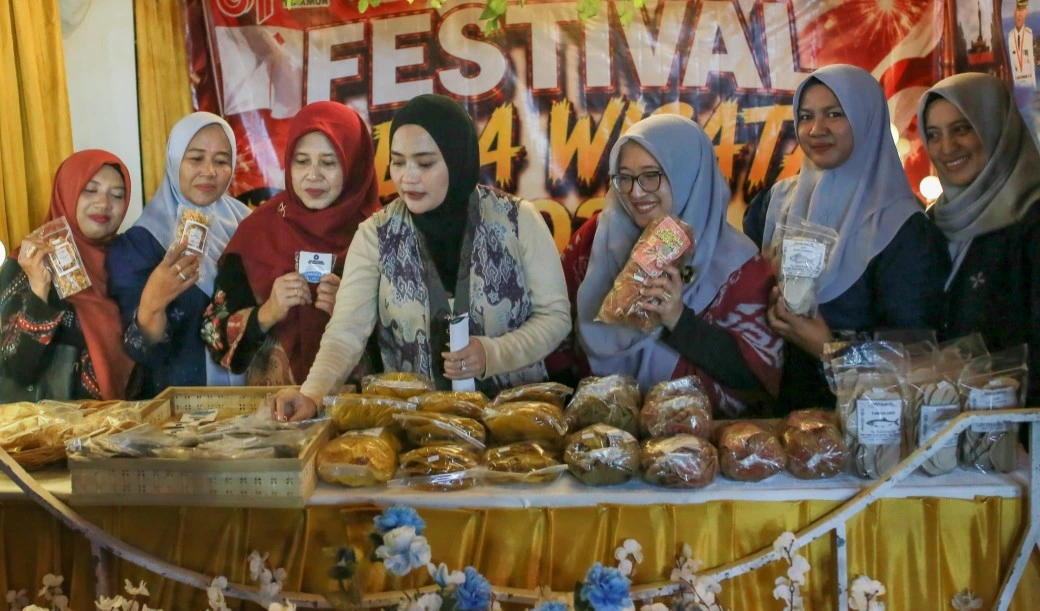 Nia Kurnia Fauzi mengunjungi stan UMKM MNV 2026 Sumenep