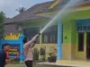 Pascaerupsi Anak Krakatau, Polisi dan Damkar Bersihkan Abu Vulkanik di SMPN 2 Tanjungsari