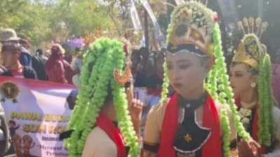 Pawai Budaya Nusantara siswa SD Kecamatan Dungkek HUT ke-81 RI