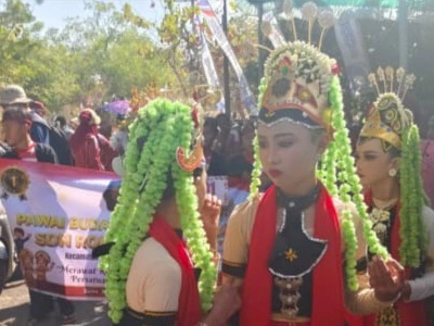 Pawai Budaya Nusantara siswa SD Kecamatan Dungkek HUT ke-81 RI