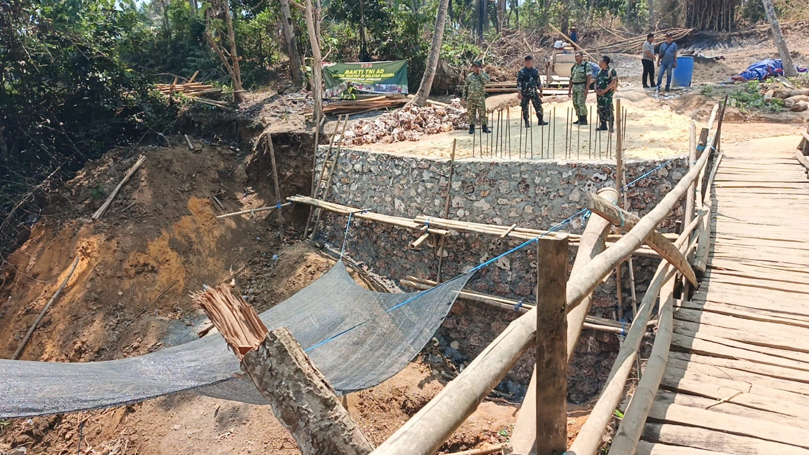 Dandim 0827 Sumenep meninjau pembangunan Jembatan Belimbing di Desa Lanjuk