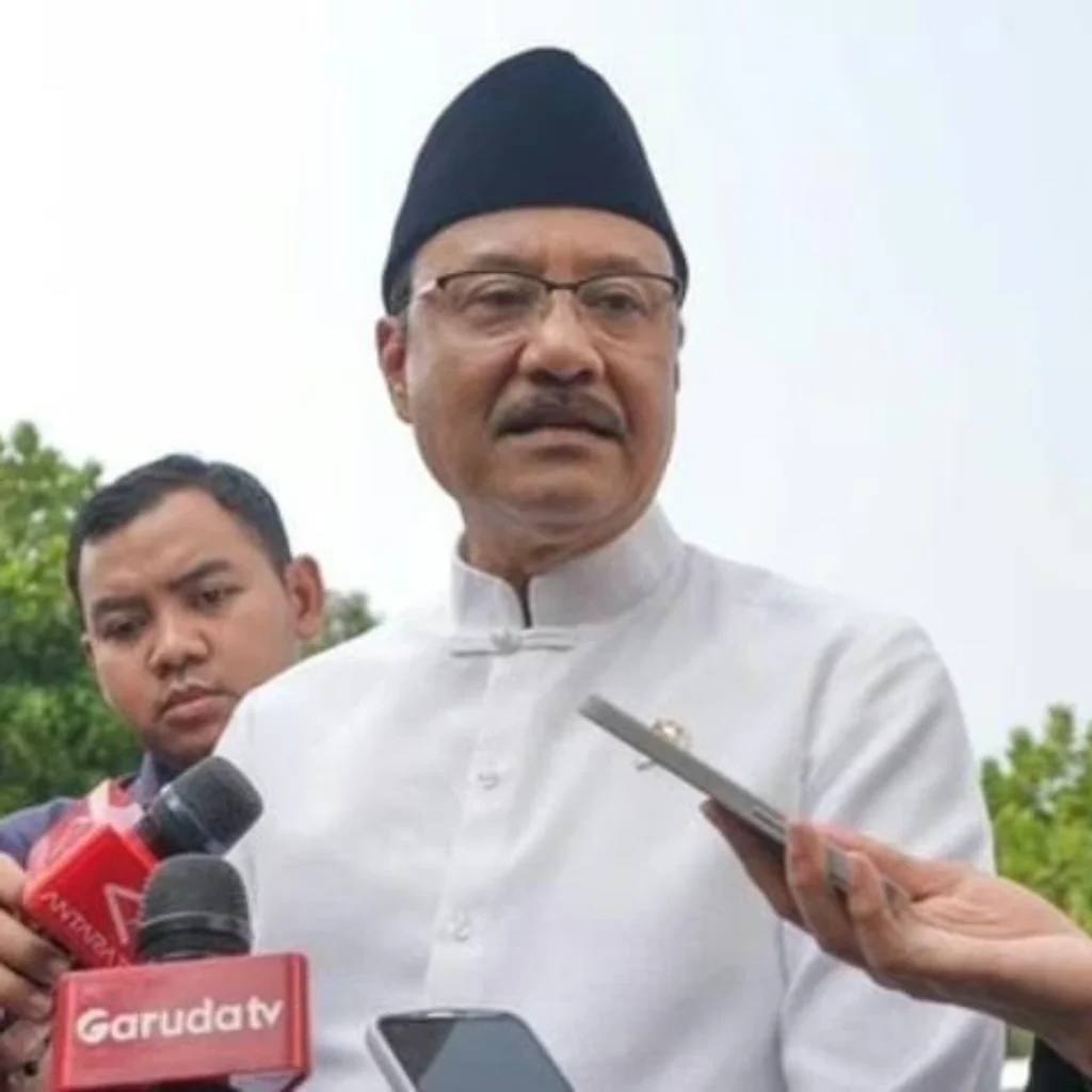 Menteri Sosial Saifullah Yusuf dalam rapat terbatas BPJS Kesehatan di Istana Negara
