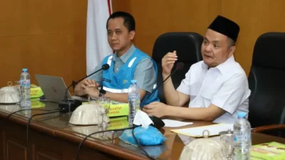 Wabup Bangkalan Fauzan Ja’far memimpin rapat usulan listrik desa 2027