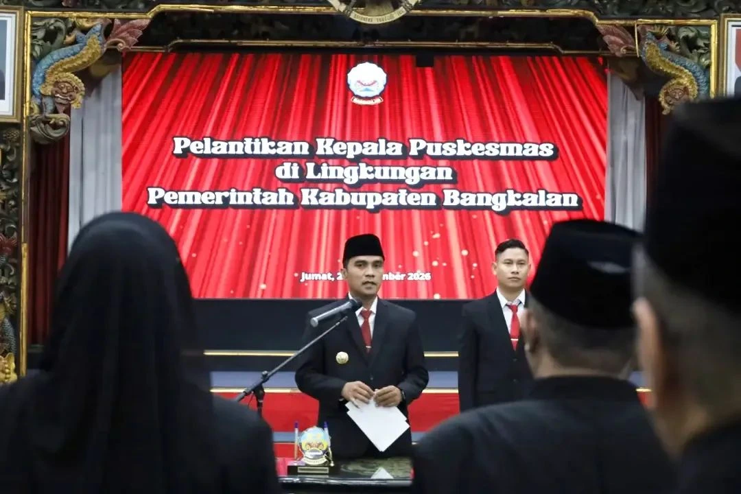 Bupati Bangkalan Lukman Hakim saat pelantikan 16 kepala puskesmas
