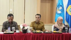 Bupati Bangkalan Lukman Hakim membahas percepatan industrialisasi dan investasi