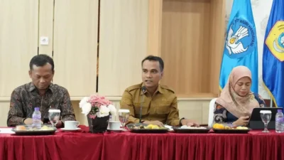 Bupati Bangkalan Lukman Hakim membahas percepatan industrialisasi dan investasi
