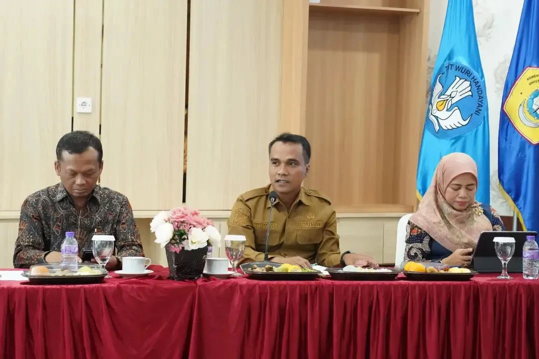Bupati Bangkalan Lukman Hakim membahas percepatan industrialisasi dan investasi
