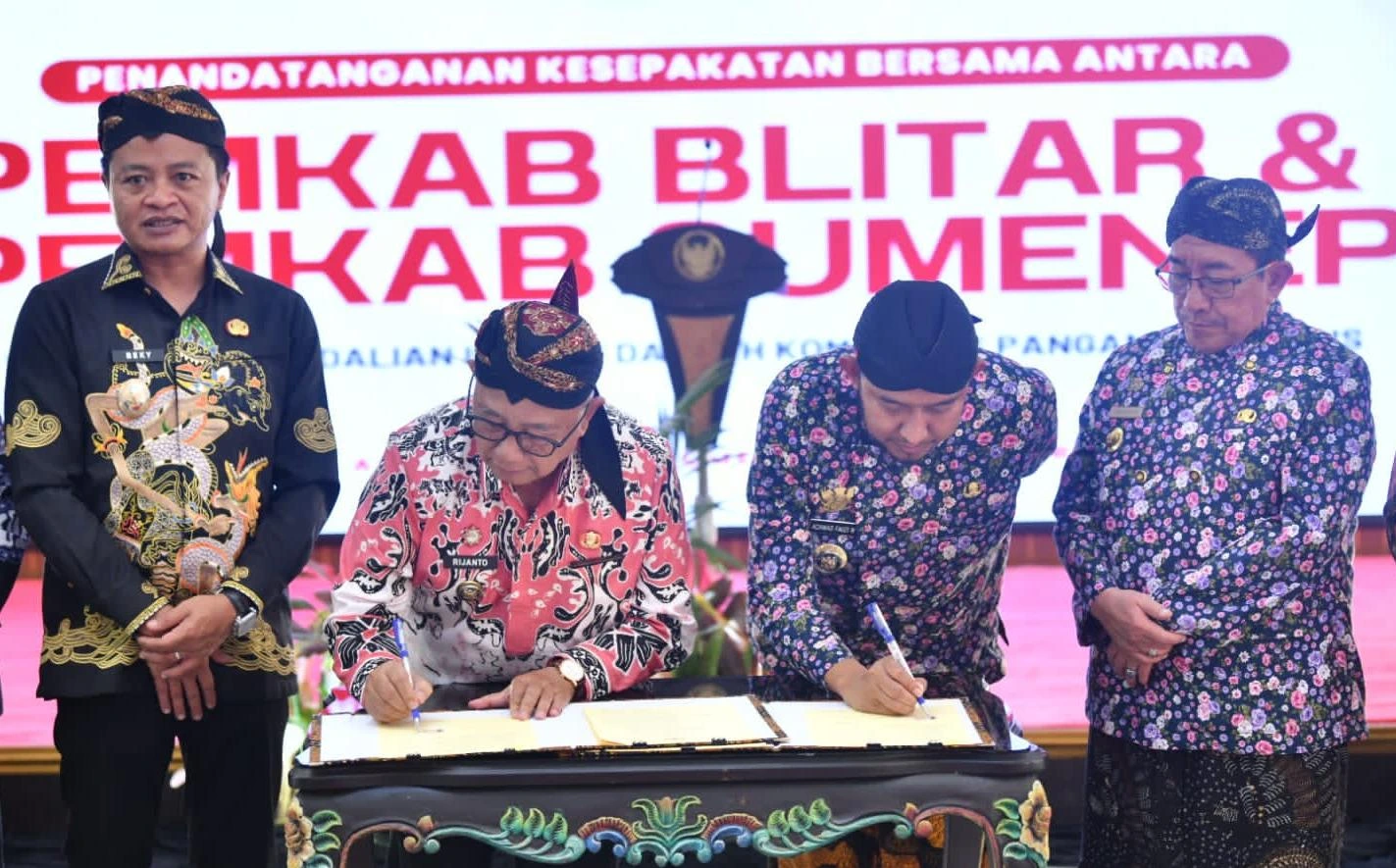 Bupati Sumenep Achmad Fauzi Wongsojudo dan Bupati Blitar Rijanto menandatangani MoU kerja sama antardaerah