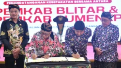 Bupati Sumenep Achmad Fauzi Wongsojudo dan Bupati Blitar Rijanto saat menandatangani kesepakatan kerja sama antardaerah.