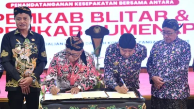 Bupati Sumenep Achmad Fauzi Wongsojudo dan Bupati Blitar Rijanto saat menandatangani kesepakatan kerja sama antardaerah.